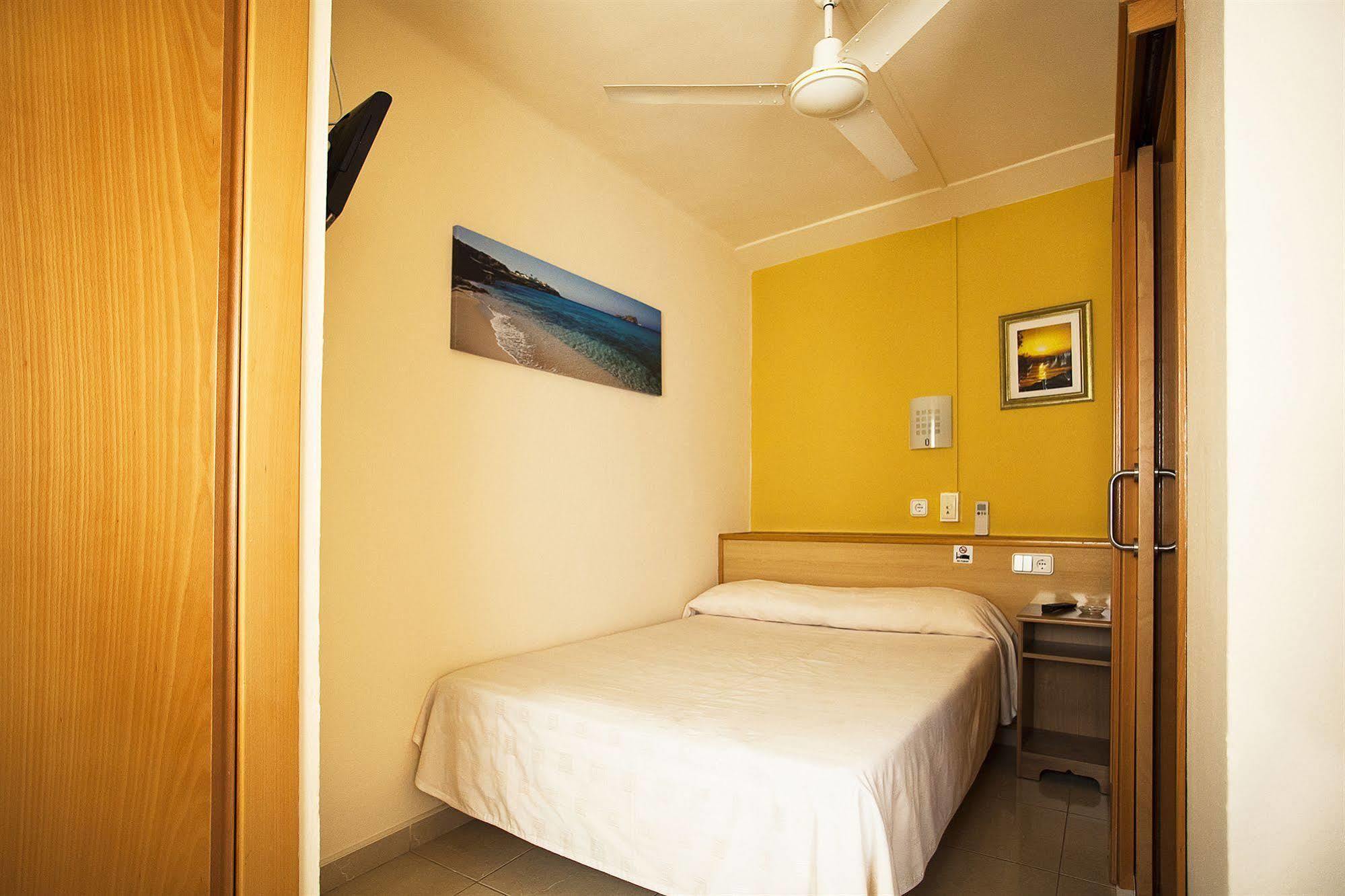 איביזה העיר Hostal Residencia Europa Punico מראה חיצוני תמונה